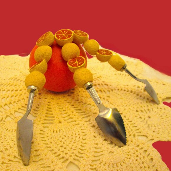 Vintage orange & yellow Boston Warehouse stainless steel grapefruit spoons - Picture 3 of 5